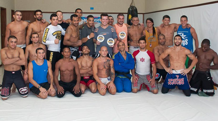 HLV của Jose Aldo đặt phòng tập làm bệnh viện dã chiến chống COVID-19
